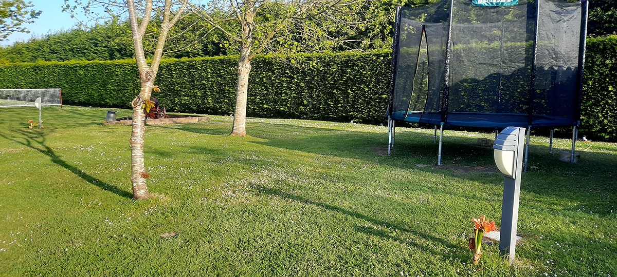 Exteriores zona portería y colchoneta saltar