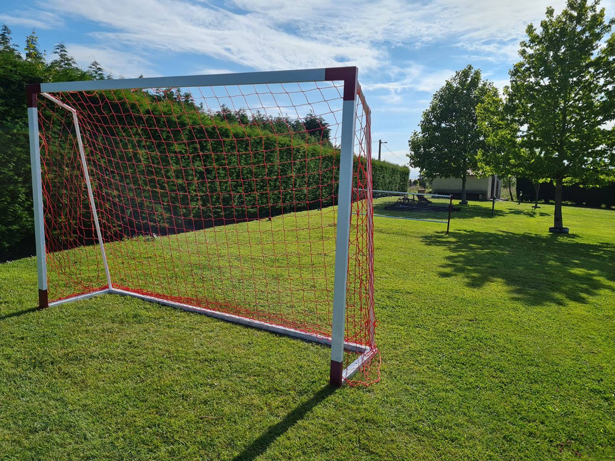 Zona para jugar al futbol con porteria